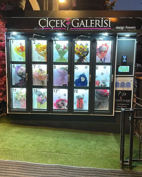 Gece, ışıkları yanan Çiçek Galerisi çiçek otomatı